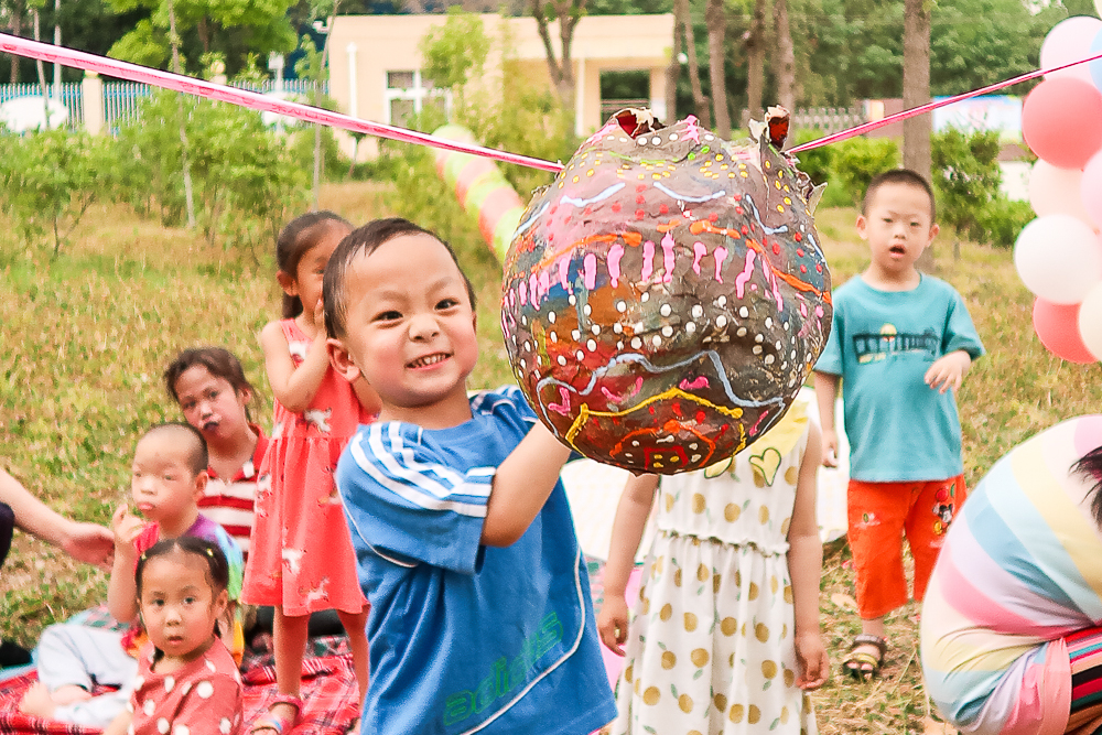 Children playing the piñata game